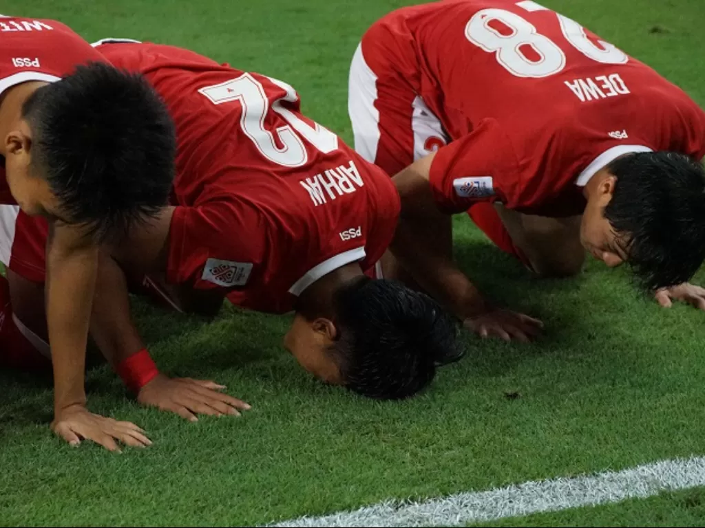 Pemain Timnas Indonesia melakukan selebrasi sujud syukur usai mengalahkan Malaysia di Piala AFF (ANTARA FOTO/Humas PSSI)