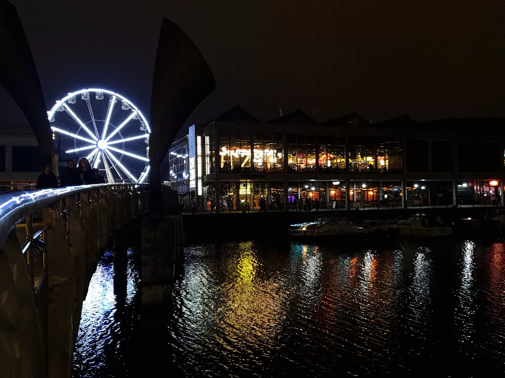 Menikmati malam di Pelabuhan Bristol, Inggris. (Rosi Meilani/IDZ Creators)