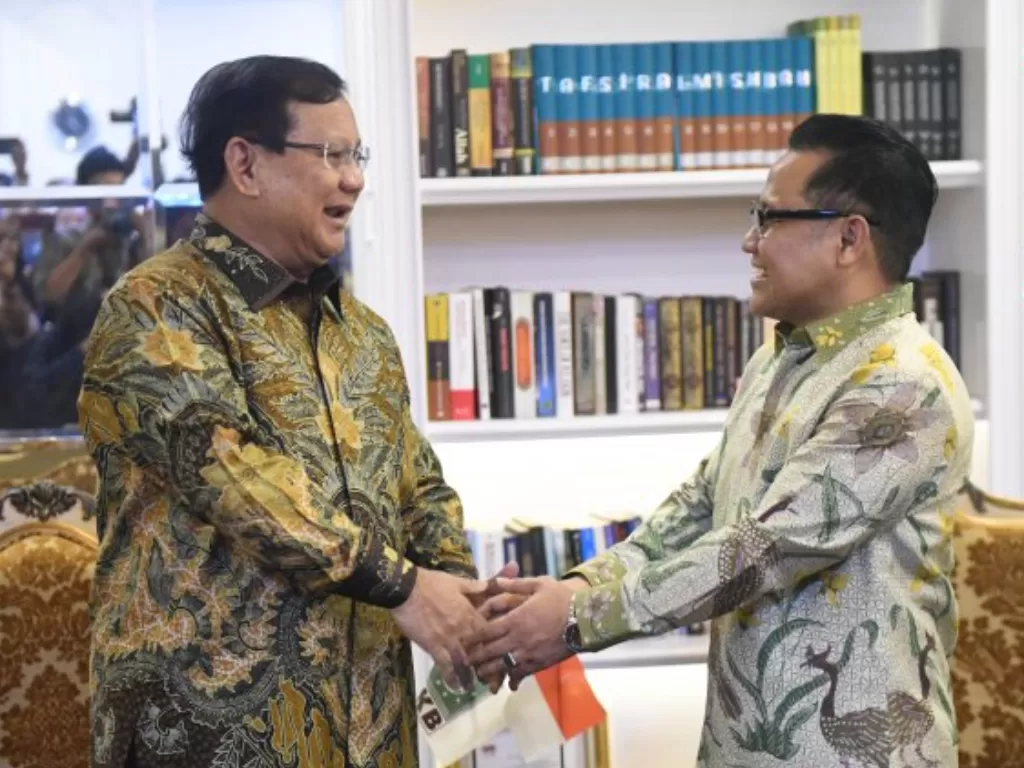 Momen saat Ketua Umum PKB Muhaimin Iskandar (kanan) berjabat tangan dengan Ketua Umum Partai Gerindra Prabowo Subianto (kiri) pata tahun 2019. (ANTARA FOTO/Akbar Nugroho Gumay)