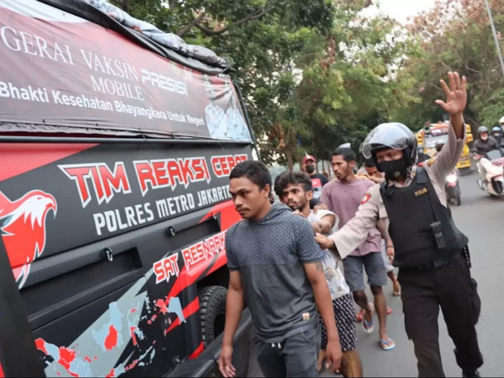 Pihak kepolisian mengamankan tersangka penyalahgunaan narkotika di Cengkareng, Jakarta Barat. ( dok Polres Metro Jakbar)