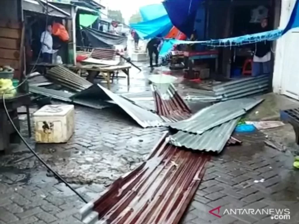 Tangkapan layar - Beberapa lembar seng berserakan usai dibawa angin kencang di area lapak Pasar Cidu di Jalan Tinumbu, Makassar, Sulawesi Selatan Kamis (23/12/2021). (photo/ANTARA/Darwin Fatir)