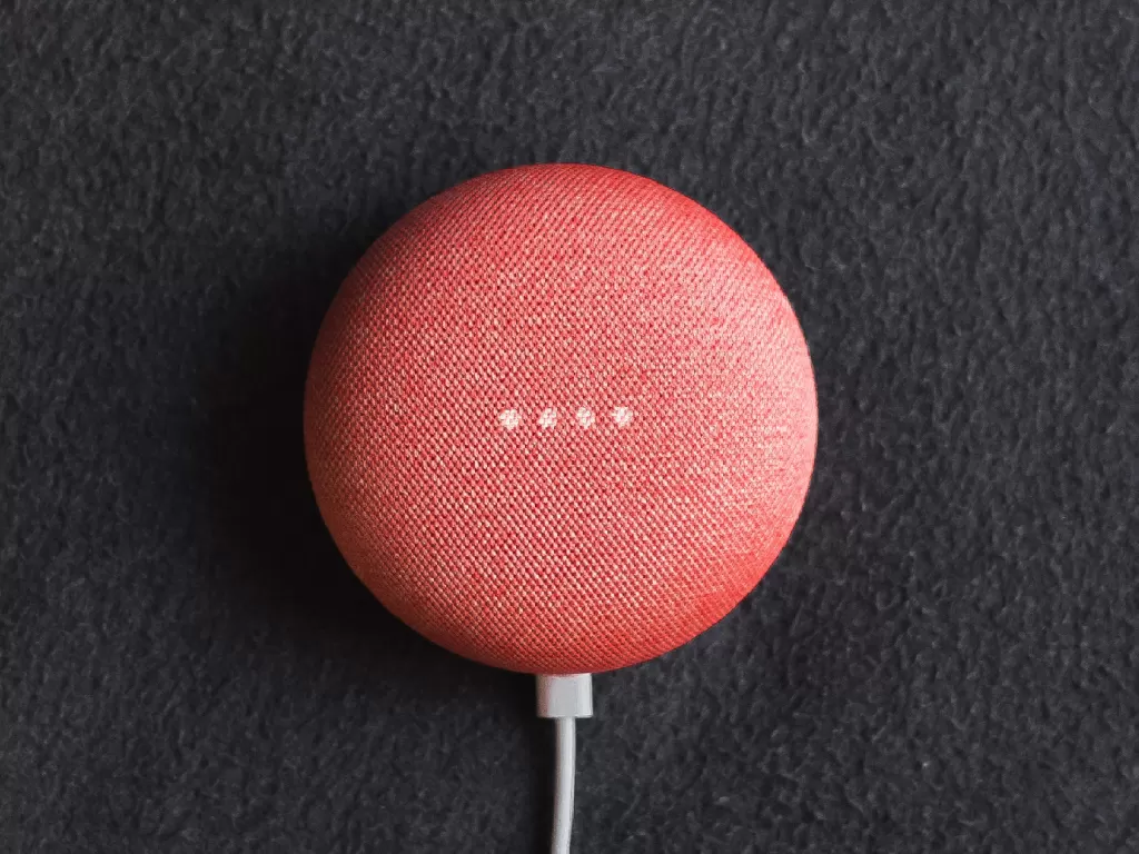 Tampilan speaker pintar Google Home Mini (photo/Unsplash/Ben Kolde)