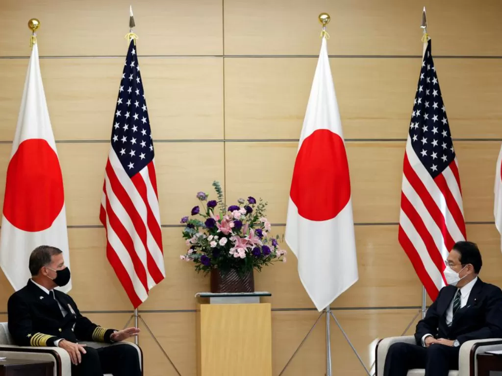 Kiri: John Aquilino, Komandan Komando Indo-Pasifik AS, Kanan: PM Jepang Fumio Kishida. (REUTERS/Issei Kato)