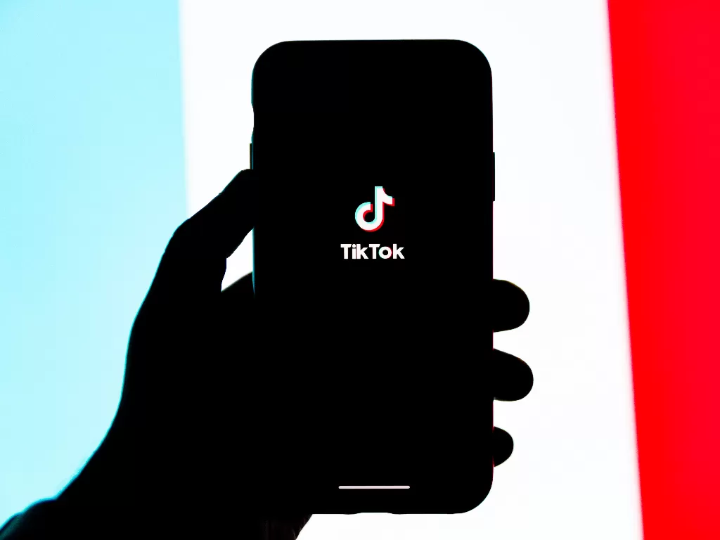 Tampilan logo aplikasi TikTok di smartphone. (Unsplash/Solen Feyissa)