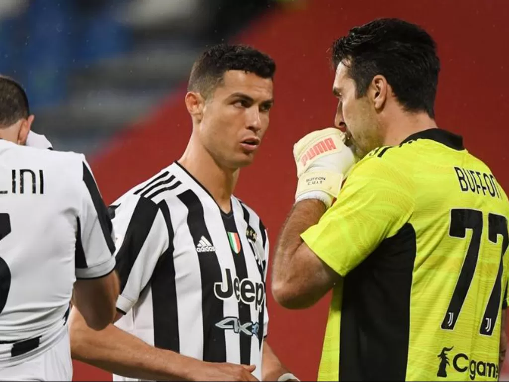 Cristiano Ronaldo (tengah) bersama Gianluigi Buffon (kanan) saat masih membela Juventus. (REUTERS)