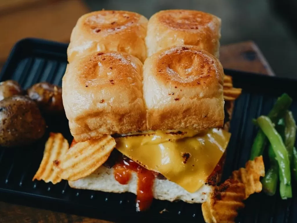 Inovasi burger kotak isian daging asap (Bhekti Setyowibowo/IDZ Creators)