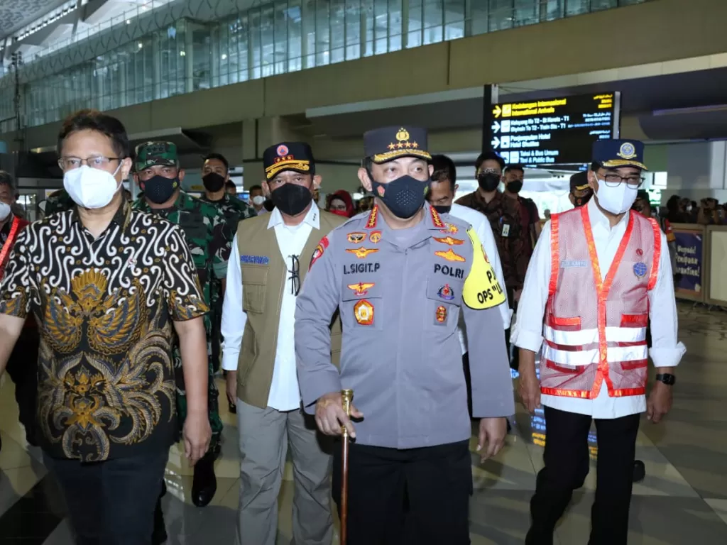 Kapolri Jenderal Polisi Listyo Sigit Prabowo saat meninjau Bandara Soekarno Hatta (Soetta) Tangerang jelang perayaan Natal, Jumat (24/12/2021). (INDOZONE/Samsudhuha Wildansyah)