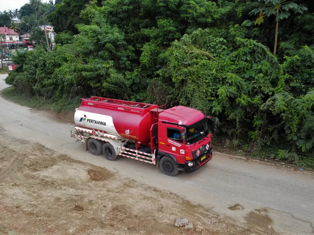 Sebuah truk tangki Pertamina melintas membawa muatan BBM untuk didistribusikan ke SPBU di Kendari, Kendari, Sulawesi Tenggara, Jumat (24/12/2021). ANTARA FOTO/Jojon