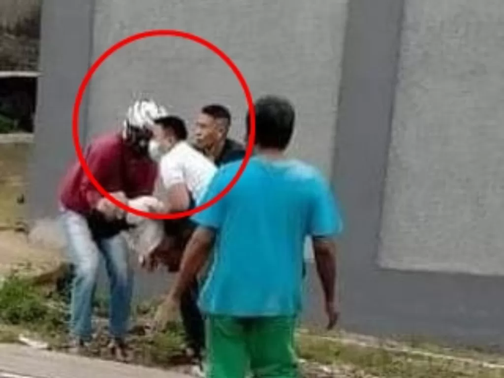 Pelaku saat menggotong tubuh korban. (Instagram/@infojawabarat)