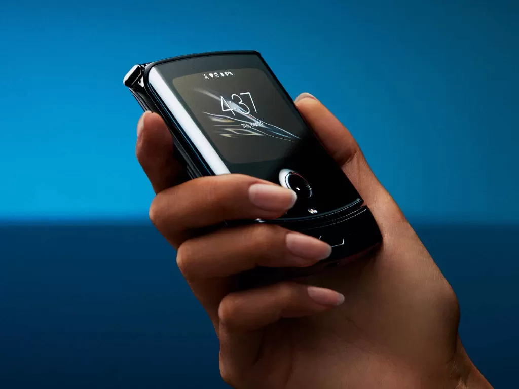 Tampilan smartphone lipat Motorola Razr 2019 dengan konsep clamshell (photo/Motorola)