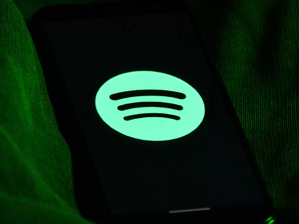 Tampilan logo aplikasi streaming musik Spotify di smartphone (photo/Unsplash/Haithem Ferdi)