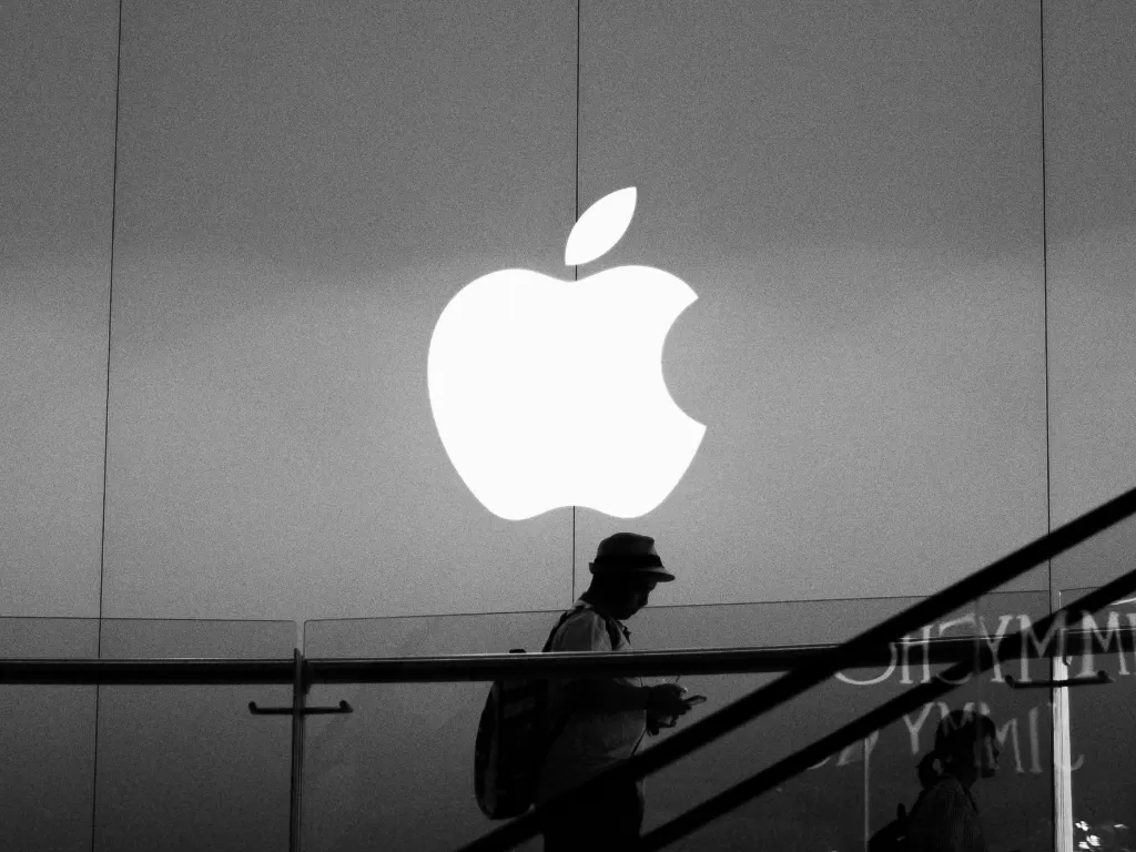 Tampilan logo Apple di salah satu Apple Store (Ilustrasi/Unsplash/Alireza Kohddam)