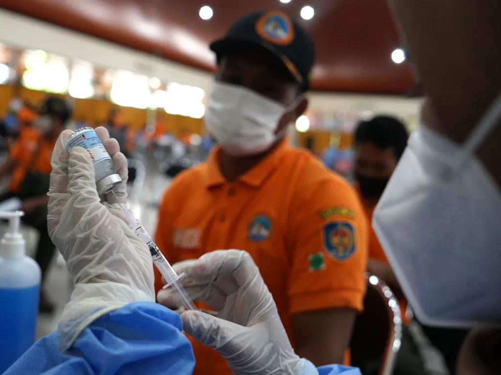 Petugas kesehatan memasukkan cairan vaksin ke dalam alat suntik saat vaksinasi COVID-19 massal dosis booster di Graha Wana Bhakti Yasa, Yogyakarta, Selasa (30112021). (ANTARA FOTO/Andreas Fitri Atmoko)