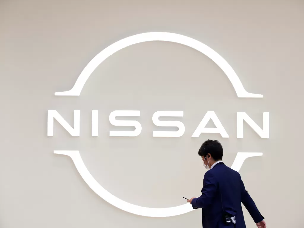 Logo pabrikan Nissan. (photo/REUTERS/ANDRONIKI CHRISTODOULOU)