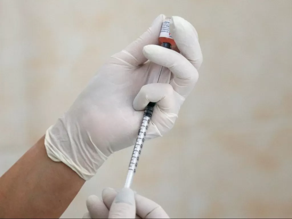 Ilustrasi suntik vaksinasi COVID-19. (photo/REUTERS/Valentyn Ogirenko/ilustrasi)
