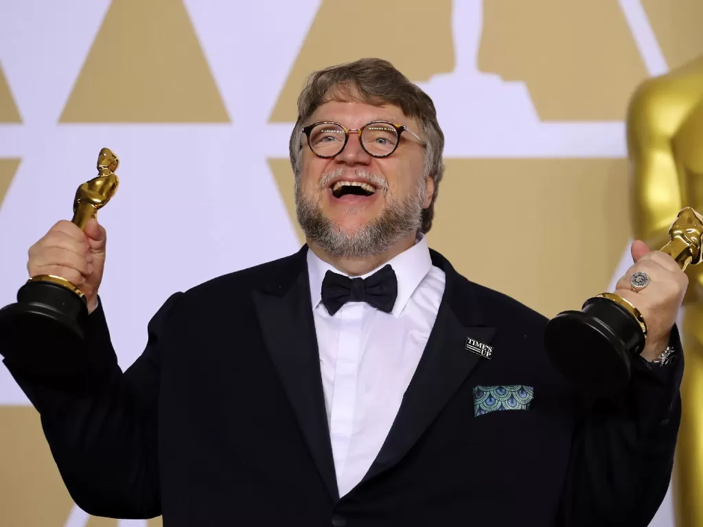 Guillermo del Toro saat memenangkan penghargaan Oscar (photo/REUTERS/Mike Blake)