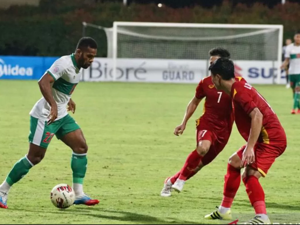 Pemain timnas Indonesia Yabes Roni (kiri) mengiring bola untuk melewati pemain Vietnam saat fase grup piala AFF. ANTARA/HO-PSSI