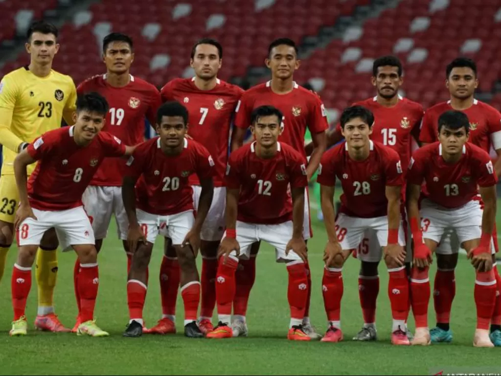 Pesepak bola Timnas Indonesia berpose di hadapan fotografer sebelum bertanding melawan Timnas Singapura dalam pertandingan Semi Final Leg 2 Piala AFF 2020 di National Stadium, Singapura, Sabtu (25/12/2021). (ANTARA FOTO/Humas PSSI/Handout/app/wsj)