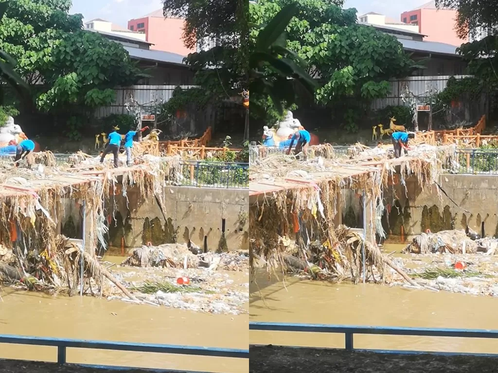 Petugas kebersihan yang buang sampah ke sungai. (Facebook/Royce)