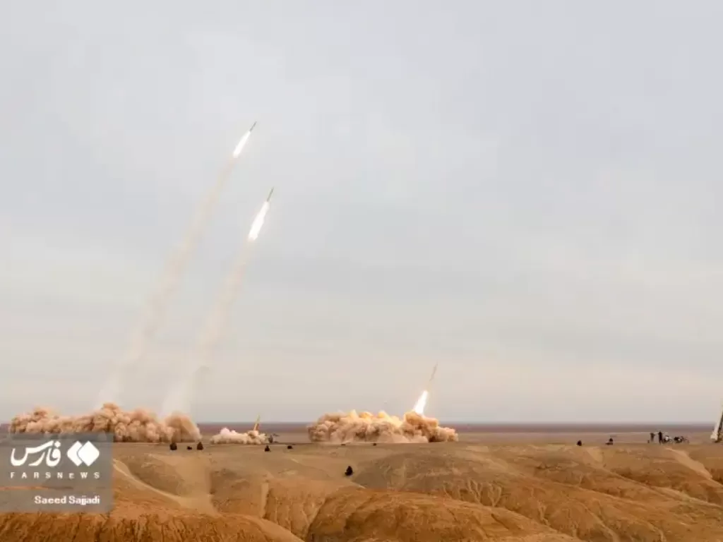 Iran menembakkan rudal selama latihan Great Prophet 17 (FARS/Saeed Sajjadi)