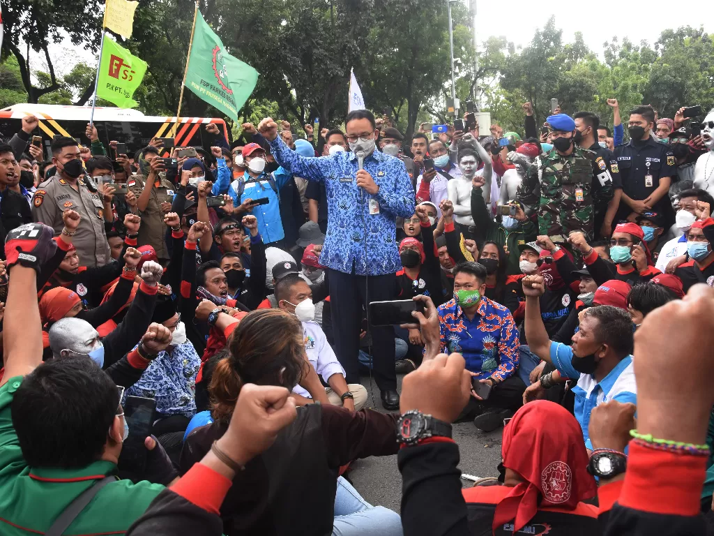 Gubernur DKI Jakarta Anies Baswedan (tengah) berorasi saat menemui buruh yang berunjuk rasa. (Foto: ANTARA/Indrianto Eko Suwarso)