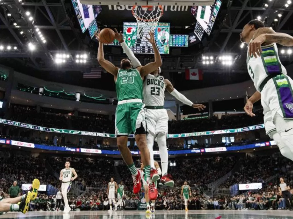 Pemain Boston Celtics Jabari Parker (20) merebut bola rebound saat melawan Milwaukee Bucks dalam laga NBA di Fiserv Forum, Milwaukee, Wisconsin, AS, Sabtu (25/12/2021). Bucks menang atas Celtics dengan skor 117-113 (ANTARA FOTO/REUTERS/Jeff Hanisch-USA TO