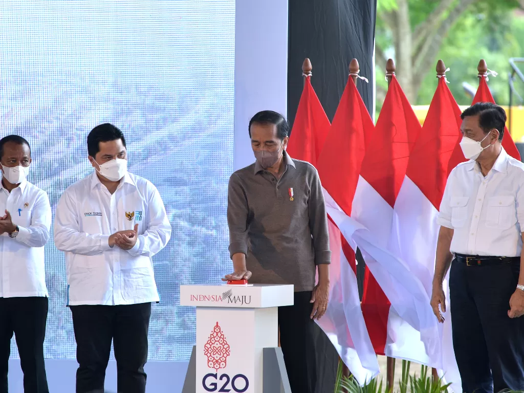 Presiden Joko Widodo (kedua kanan) menekan tombol peresmian saat kegiatan peletakan batu pertama pembangunan Bali International Hospital di kawasan Sanur, Denpasar, Bali, Senin (27/12/2021). ANTARA FOTO/Fikri Yusuf