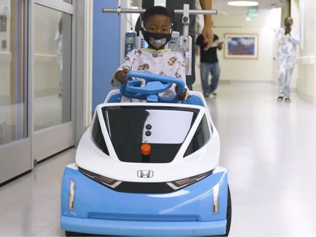 Salah satu pasien anak yang sedang menggunakan kendaraan listrik Shogo milik Honda (ANTARA/Honda)