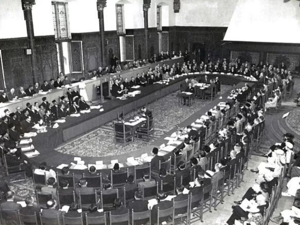 Konferensi Meja Bundar (KMB). (History.com)