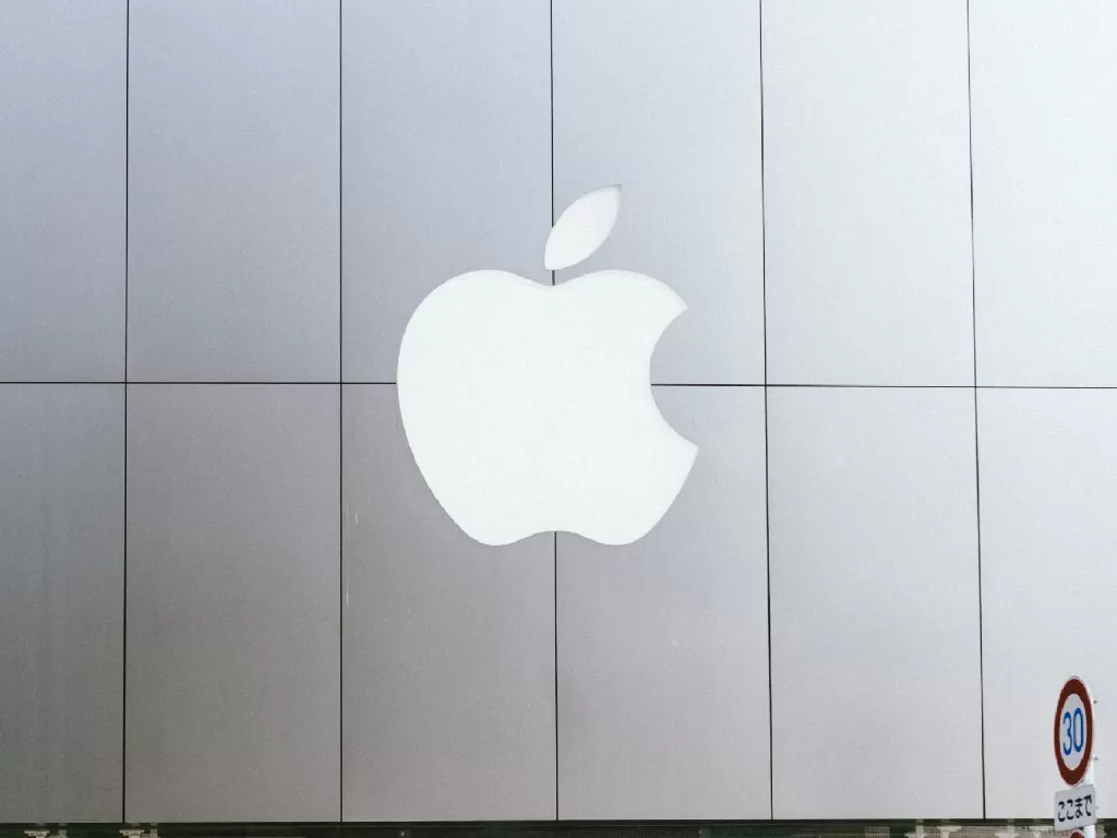 Tampilan logo Apple di salah satu Apple Store (Ilustrasi/Unsplash/Tayawee Supan)