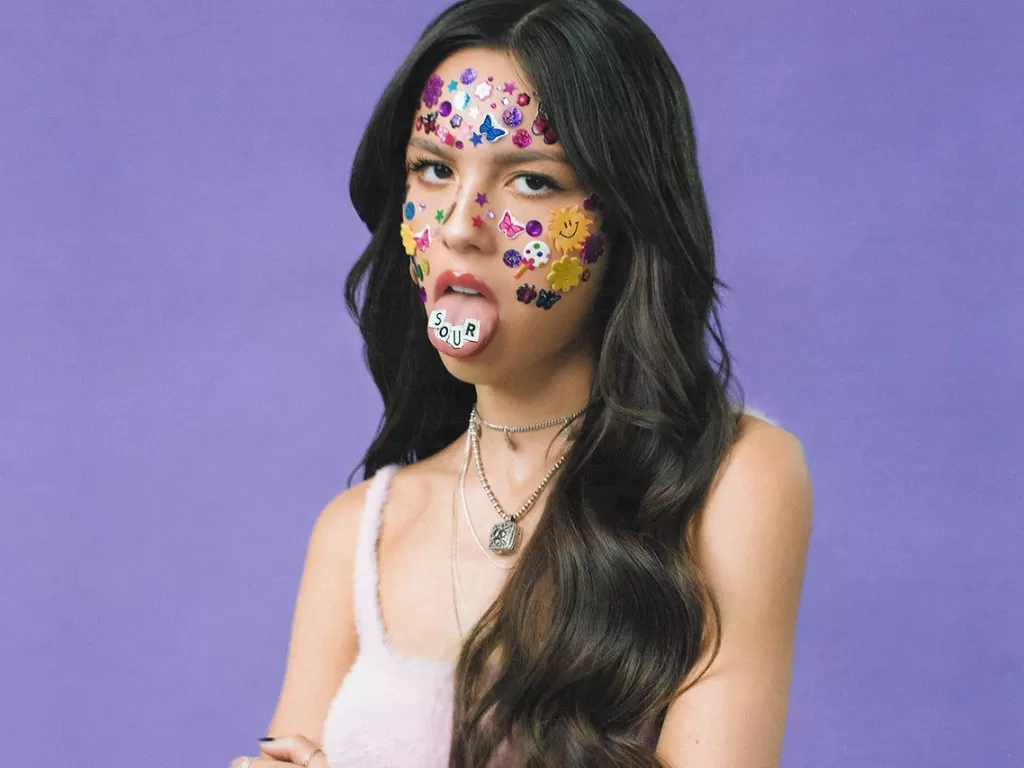 Penyanyi Olivia Rodrigo dengan stiker wajah. (photo/Dok. Hypebae via Geffen Records)