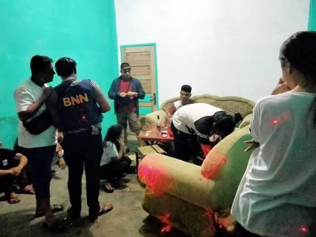  Petugas BNN Provinsi Aceh menggerebek sebuah rumah di Jantho, Kabupaten Aceh Besar, Minggu (26/12/2021). (ANTARA/HO/Humas BNN Provinsi Aceh)