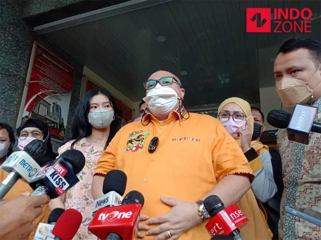 Pengacara Richard Lee, Razman (tengah), istri Richard, Reni Effendi (kiri) di Polda Metro Jaya, Jakarta. (INDOZONE/Samsudhuha Wildansyah)