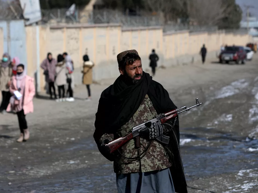 Pejuang Taliban bawa senapan. (REUTERS/Ali Khara)