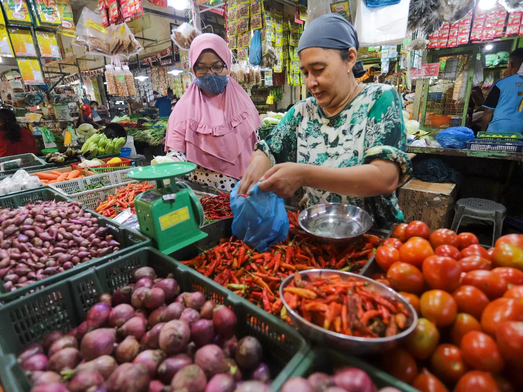 Pedagang melayani pembeli di Pasar. (Foto: ANTARA/Teguh Prihatna)