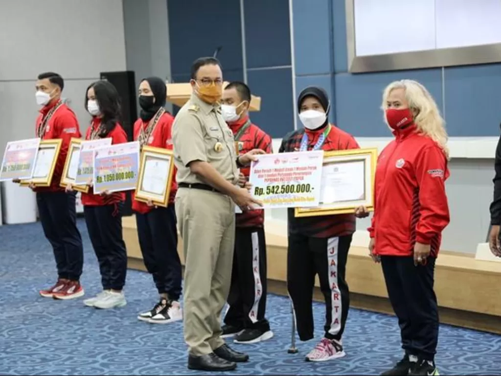 Anies Baswedan serahkan bonus kepada atlet dan pelatih DKI Jakarta peraih medali di PON Papua dan Peparnas Papua (Instagram/@dkijakarta)
