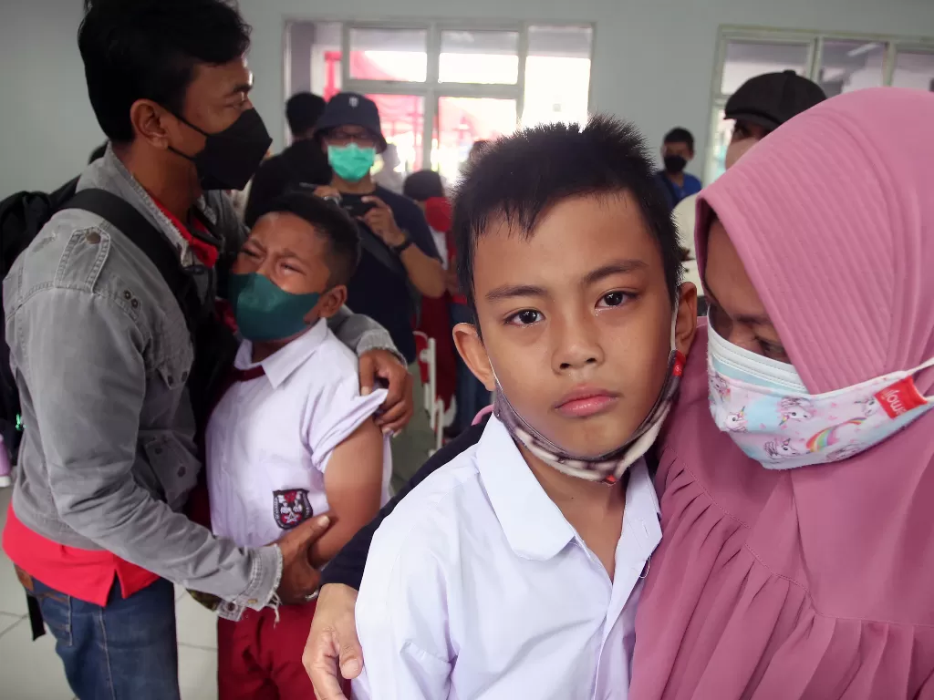 Dua murid sekolah dasar (SD) menangis saat akan disuntik vaksin COVID-19 di SDN 03 Rawa Buntu, Serpong, Tangerang Selatan, Banten. (Foto: ANTARA/Muhammad Iqbal)