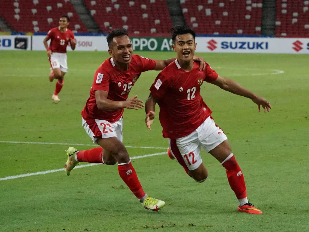 Pesepak bola Timnas Indonesia Pratama Arhan (kanan) berselebrasi dengan rekannya Irfan Jaya. (Foto: ANTARA/Humas PSSI)