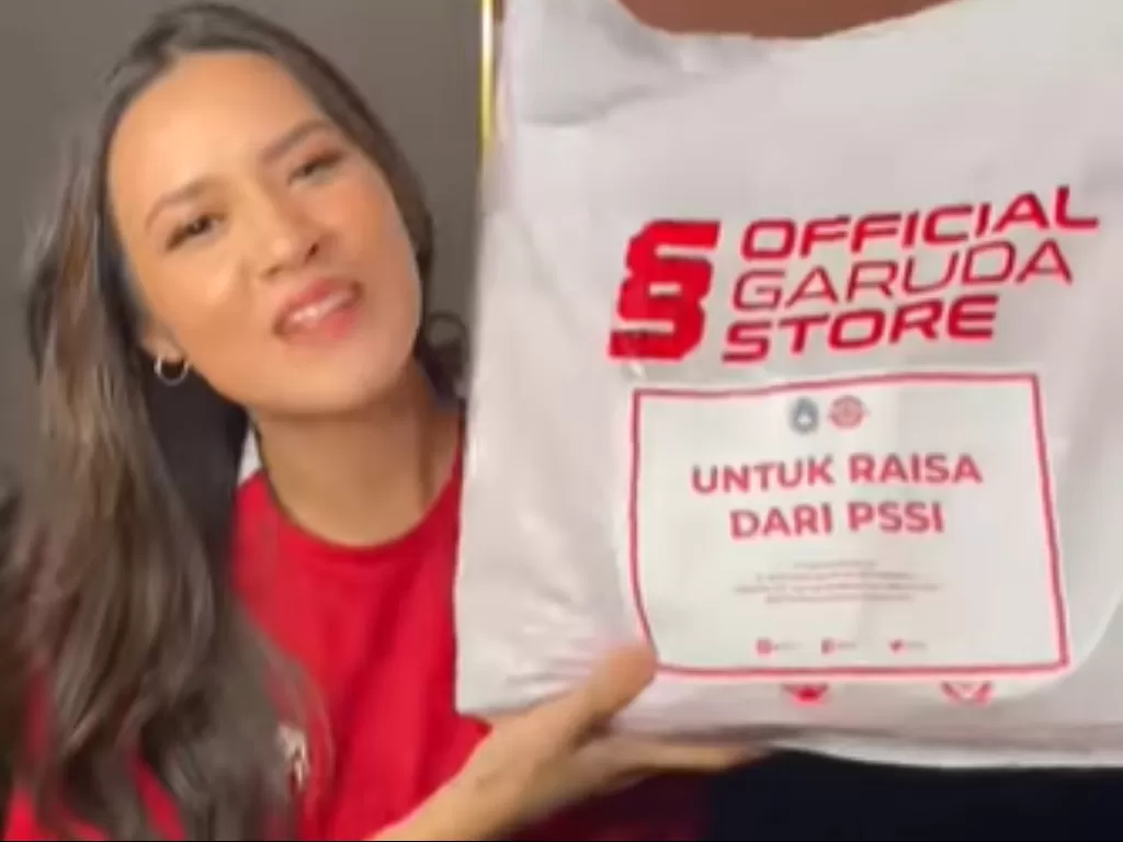 Raisa menunjukkan jersey Timnas Indonesia yang ia terima dari PSSI. (Foto: Instagram @raisa6690)