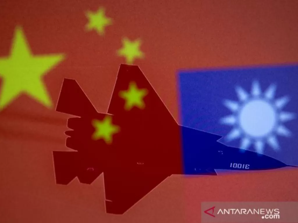 Ilustrasi. Bendera nasional Tiongkok dan Taiwan ditampilkan di samping pesawat militer dalam gambar ilustrasi yang dibuat 9 April 2021. (photo/ANTARA/REUTERS/ilustrasi)