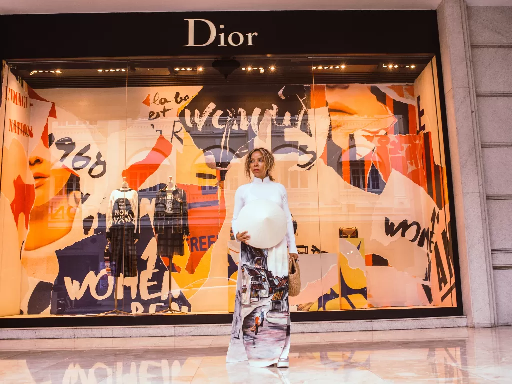 Tampilan wanita yang berdiri di etalase Dior. (photo/Ilustrasi/Pexels/Ba Phi)