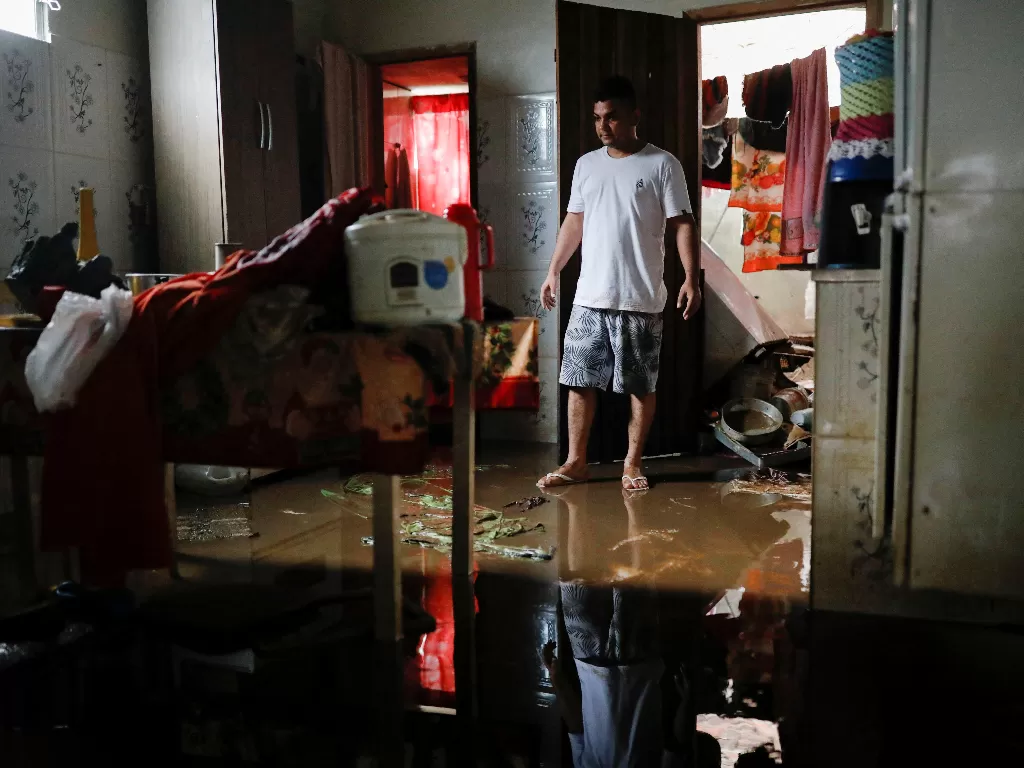 Kondisi rumah warga yang terendam banjir. (REUTERS/Amanda Perobelli)
