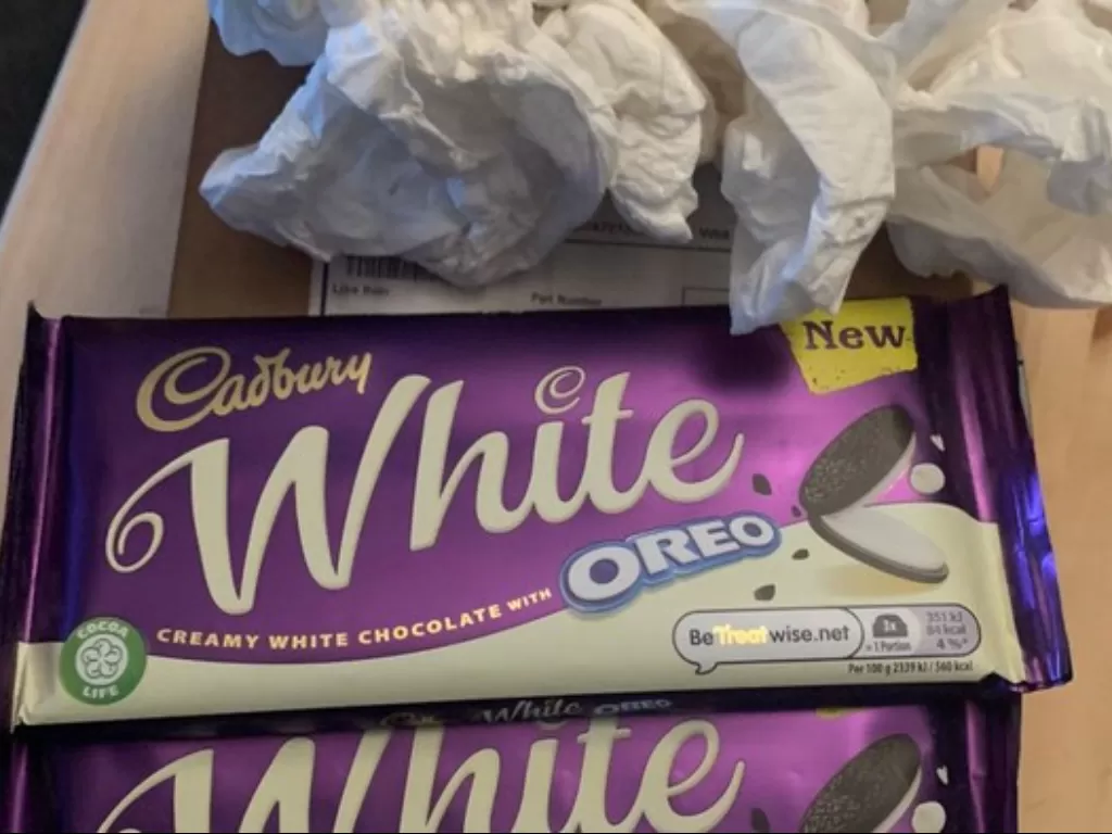 Paket berisi coklat batangan. (Foto/Mirror UK)