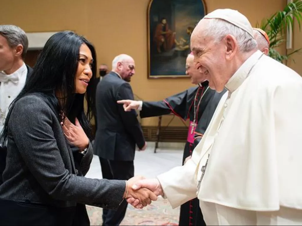 Anggun C Sasmi bertemu dengan Paus Fransiskus. (Instagram/@anggun_cipta)