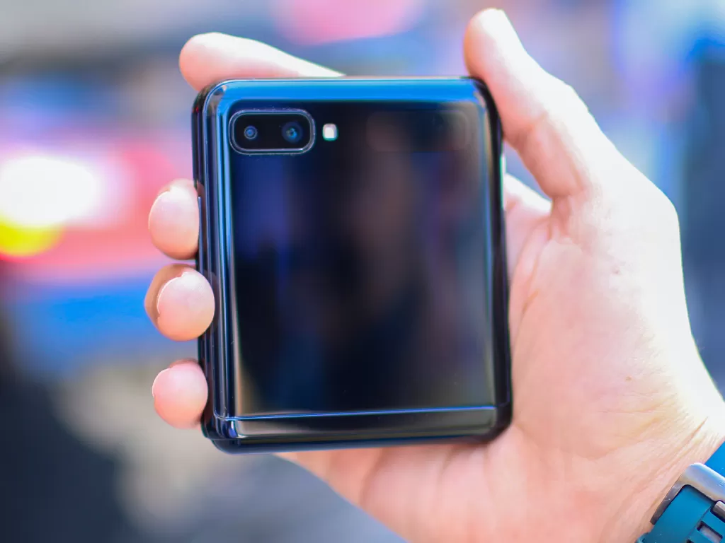 Tampilan smartphone lipat Samsung Galaxy Z Flip generasi pertama (photo/Unsplash/Zana Latif)