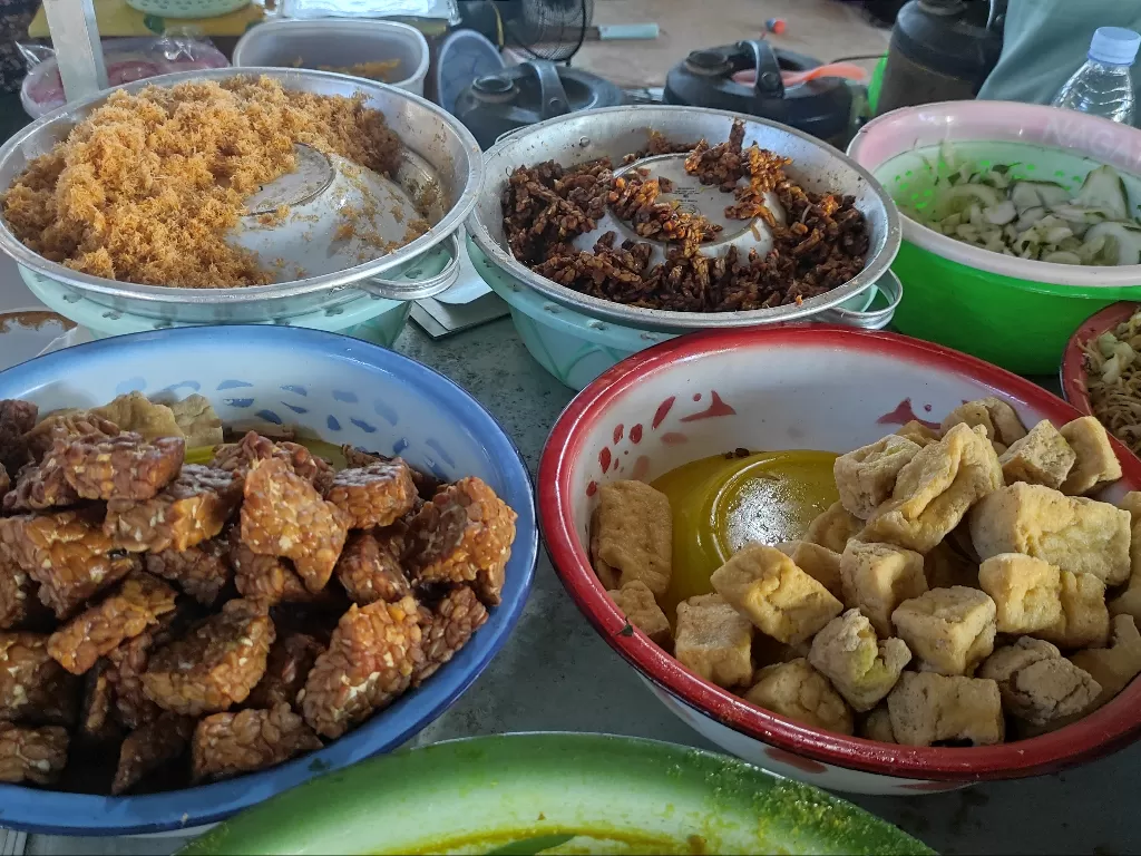 Aneka jajanan dan kuliner tradisional di Pasar Senggol Bangoan (Hasan Syamsuri/IDZ Creators)