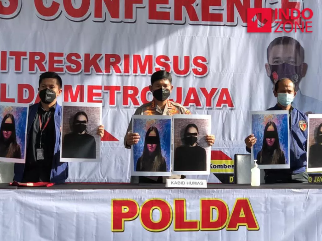 Konferensi pers kasus prostitusi artis Cassandra Angelie di Mapolda Metro Jaya, Jakarta. (INDOZONE/Samsudhuha Wildansyah).