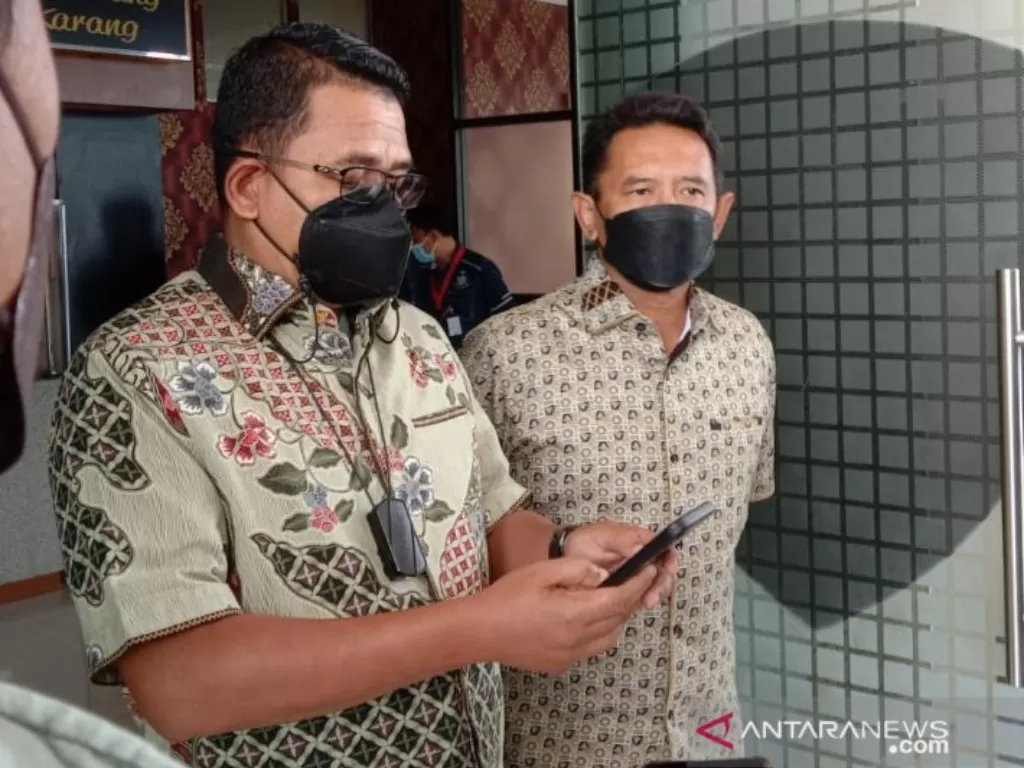 Direktur Reserse Kriminal Khusus Polda Jawa Barat Kombes Pol Arief Rachman (kiri) bersama Direktur Reserse Kriminal Umum Polda Jawa Barat Kombes Pol Yani Sudarto. (ANTARA/Bagus Ahmad Rizaldi)