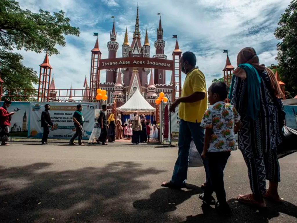 Pengunjung berwisata di Taman Mini Indonesia Indah (TMII), Jakarta. (ANTARA FOTO/Aprillio Akbar)