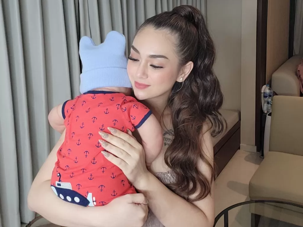 Celine Evangelista gendong boneka bayi miliknya (Instagram/celine_evangelista)